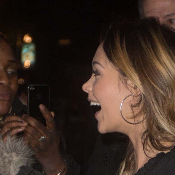 Nabilla Benattia rencontre ses fans à la sortie des studios de D8 après l'émission "Touche pas à mon poste" à Paris, le 28 avril 2016.