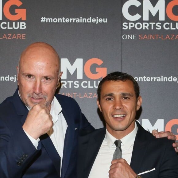 Brahim Asloum entouré d'amis à l'inauguration du CMG Sports Club ONE Saint-Lazare à Paris, le 28 avril 2016