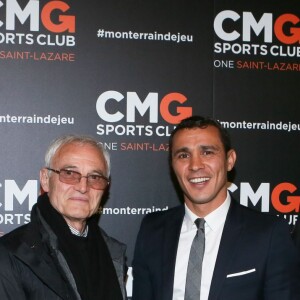 Brahim Asloum entouré d'amis à l'inauguration du CMG Sports Club ONE Saint-Lazare à Paris, le 28 avril 2016