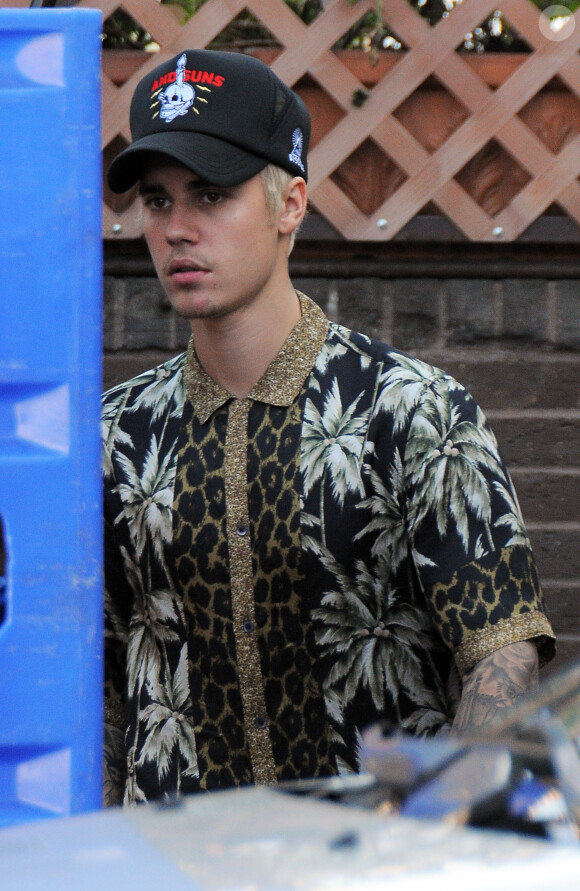 Justin Bieber se promène à Beverly Hills le 25 février 2016