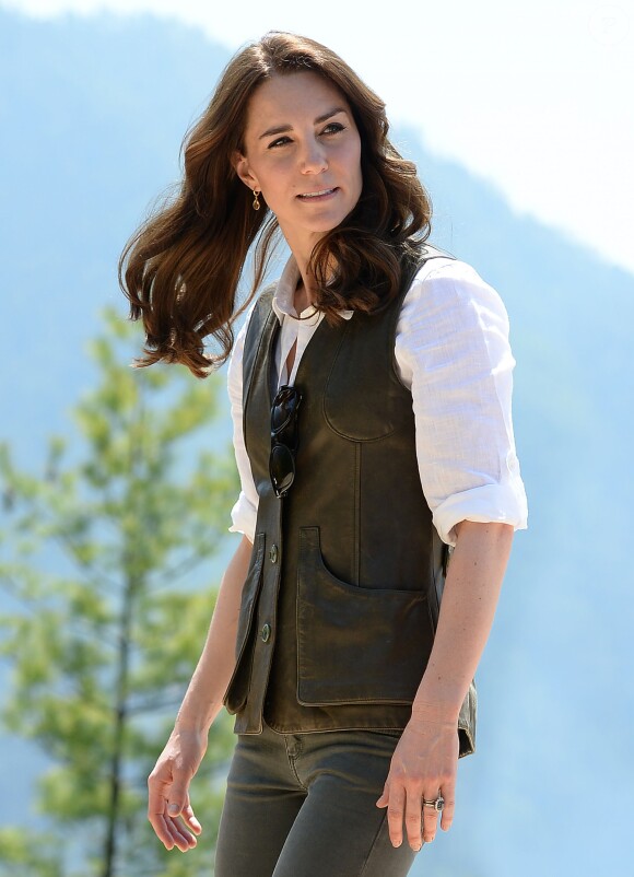 Kate Middleton se rendant au monastère "Tiger's Nest Taktsang Lhakhang" à Paro, à l'occasion de son voyage au Bhoutan le 15 avril 2016