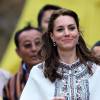 Kate Middleton s'exerçant au tir à l'arc sous l'oeil amusé du prince William à Thimphou, à l'occasion de leur voyage officiel au Bhoutan le 14 avril 2016