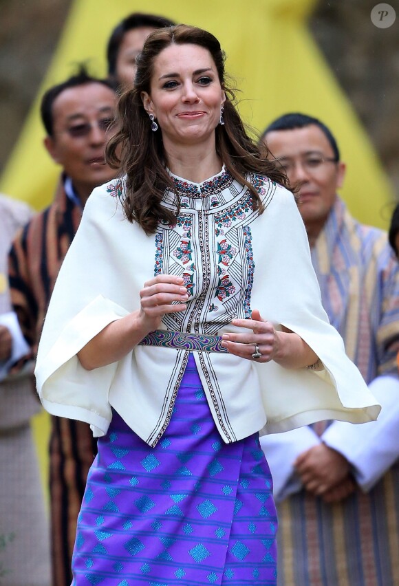 Kate Middleton s'exerçant au tir à l'arc sous l'oeil amusé du prince William à Thimphou, à l'occasion de leur voyage officiel au Bhoutan le 14 avril 2016
