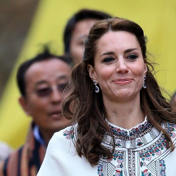 Kate Middleton s'exerçant au tir à l'arc sous l'oeil amusé du prince William à Thimphou, à l'occasion de leur voyage officiel au Bhoutan le 14 avril 2016