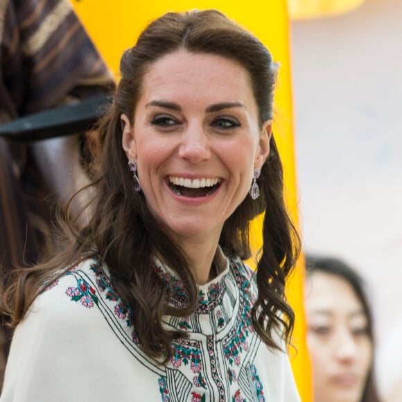 Kate Middleton s'exerçant au tir à l'arc sous l'oeil amusé du prince William à Thimphou, à l'occasion de leur voyage officiel au Bhoutan le 14 avril 2016