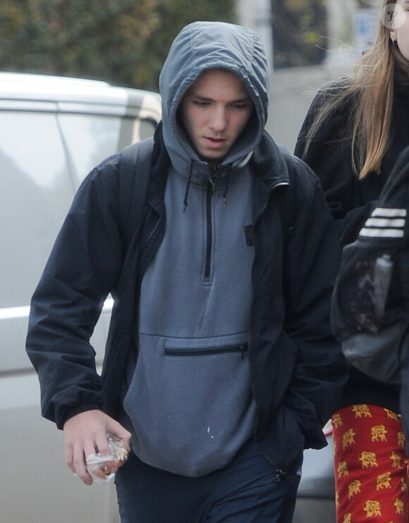 Exclusif - Rocco Ritchie, le fils de Madonna, se promène avec des amis à Londres, le 21 avril 2016.  For Germany call for price Exclusive - Rocco Ritchie pictured out and about walking with friends this morning in London.21/04/2016 - Londres