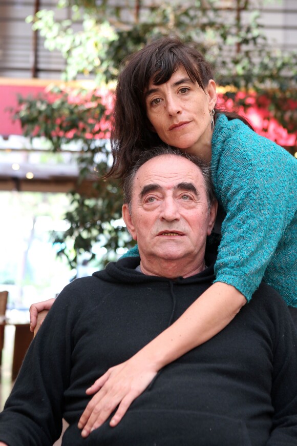 Exclusif - Prix spécial - Richard Bohringer et sa fille Romane posent à l'hôtel Best Western à Saint-Raphaël le 14 avril 2015.