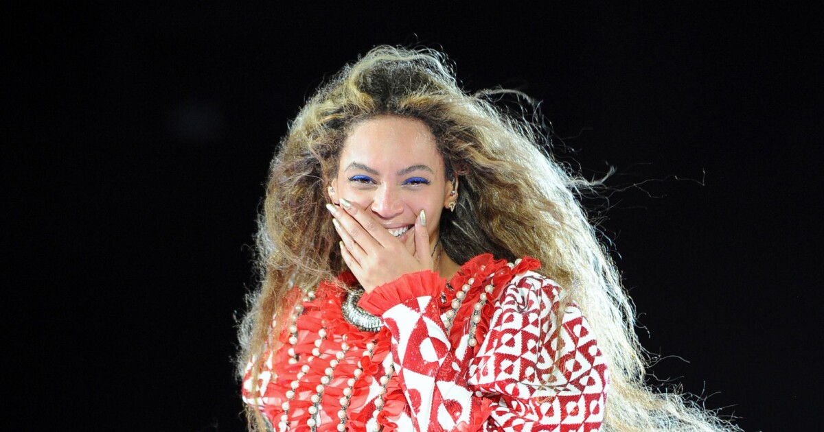 Beyoncé : Bluffée sur scène par deux fans en transe ! - Ode (Purepeople)