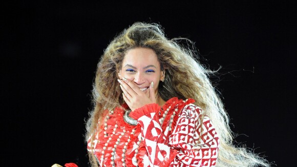 Beyoncé : Bluffée sur scène par deux fans en transe !