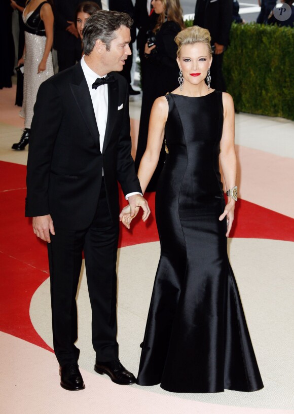 Le romancier Douglas Brunt et sa femme Megyn Kelly - Met Gala 2016, vernissage de l'exposition "Manus x Machina" au Metropolitan Museum of Art. New York, le 2 mai 2016.