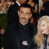 Le créateur Riccardo Tisci (Givenchy) et Madonna - Met Gala 2016, vernissage de l'exposition "Manus x Machina" au Metropolitan Museum of Art. New York, le 2 mai 2016.
