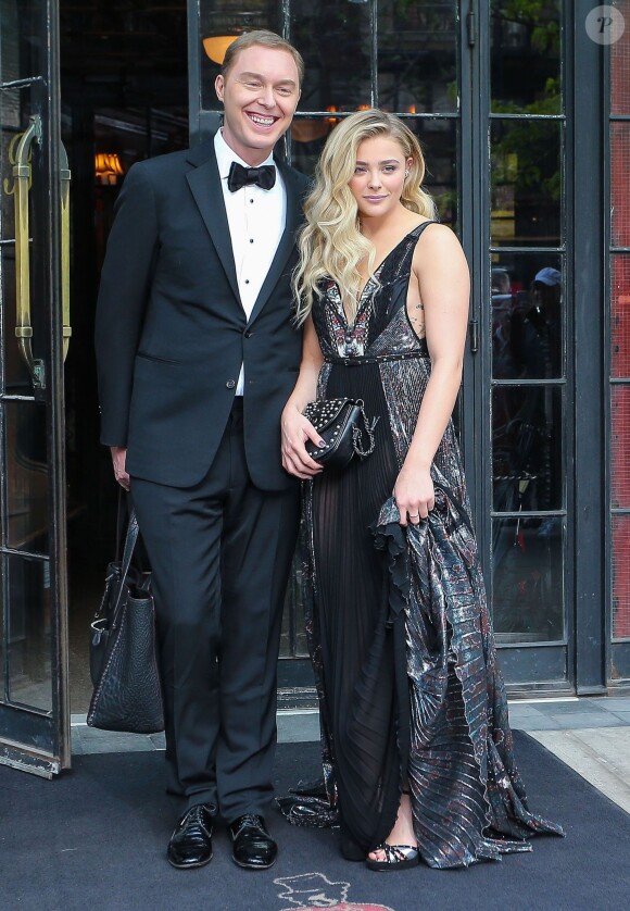 Chloe Grace Moretz et le créateur Stuart Vevers (Coach) quittent le Bowery Hotel pour se rendre au Metropolitan Museum of Art à New York, le 2 mai 2016.