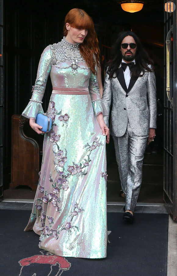 Florence Welch (Florence and the Machine) et le créateur Alessandro Michele (Gucci) quittent le Bowery Hotel pour se rendre au Metropolitan Museum of Art à New York, le 2 mai 2016.
