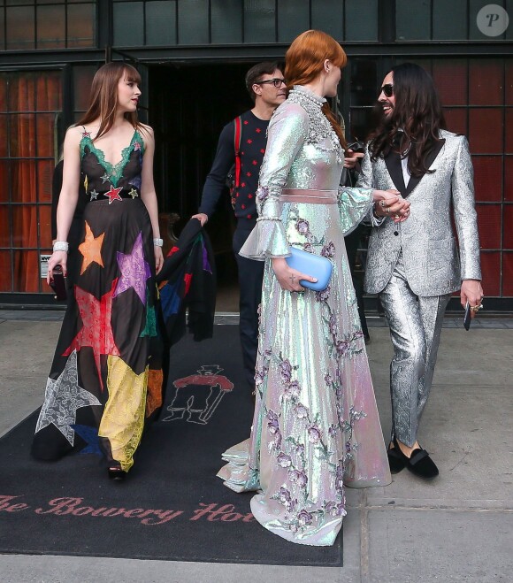 Florence Welch (Florence and the Machine), le créateur Alessandro Michele (Gucci) et Dakota Johnson quittent le Bowery Hotel pour se rendre au Metropolitan Museum of Art à New York, le 2 mai 2016.