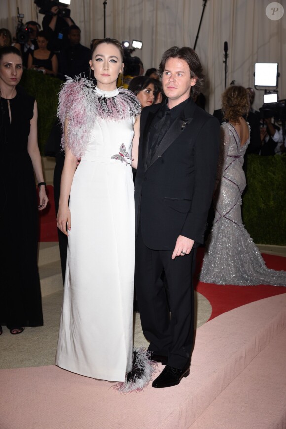 Saoirse Ronan et le créateur Christopher Kane - Met Gala 2016, vernissage de l'exposition "Manus x Machina" au Metropolitan Museum of Art. New York, le 2 mai 2016.