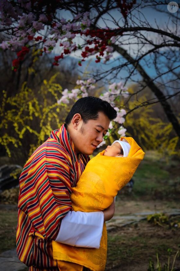 Le roi Jigme Khesar du Bhoutan avec son fils lors de photos officielles publiées le 20 février