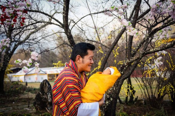 Le roi Jigme Khesar du Bhoutan avec leur fils lors de photos officielles publiées le 20 février