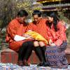 Le roi Jigme Khesar et la reine Jetsun du Bhoutan avaient dévoilé la première photo officielle de leur fils, Jigme Namgyel Wangchuck, le 9 février 2016 lors du nouvel an tibétin. Le bébé repose sur les genoux de son grand-père, Jigme Singye, quatrième roi-dragon du Bhoutan.