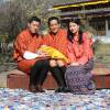 Le roi Jigme Khesar et la reine Jetsun du Bhoutan avaient dévoilé la première photo officielle de leur fils, Jigme Namgyel Wangchuck, le 9 février 2016 lors du nouvel an tibétin. Le bébé repose sur les genoux de son grand-père, Jigme Singye, quatrième roi-dragon du Bhoutan.