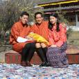   Le roi Jigme Khesar et la reine Jetsun du Bhoutan avaient dévoilé la première photo officielle de leur fils,  Jigme Namgyel Wangchuck, le 9 février 2016 lors du nouvel an tibétin. Le bébé repose sur les genoux de son grand-père, Jigme Singye, quatrième roi-dragon du Bhoutan.   