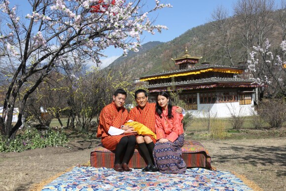 Le roi Jigme Khesar et la reine Jetsun du Bhoutan avaient dévoilé la première photo officielle de leur fils, Jigme Namgyel Wangchuck, le 9 février 2016 lors du nouvel an tibétin. Le bébé repose sur les genoux de son grand-père, Jigme Singye, quatrième roi-dragon du Bhoutan.