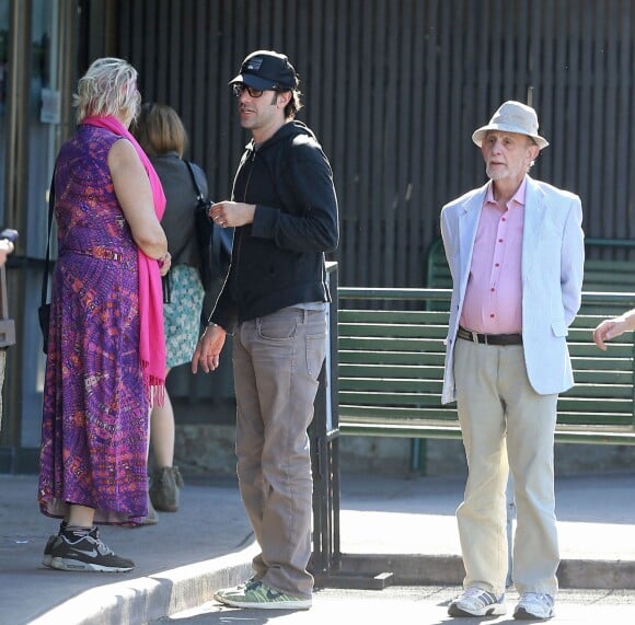 Semi-Exclusif - Sacha Baron Cohen et Isla Fisher vont déjeuner avec les parents de Sacha au Katsyua à Studio City, le 8 Novembre 2013