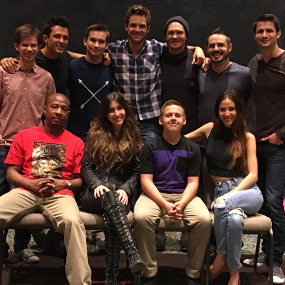 James Lafferty, Tyler Hilton, Jackson Brundage et les acteurs de la série Les Frères Scott se retrouvent lors d'une convention de fans en mars 2016.