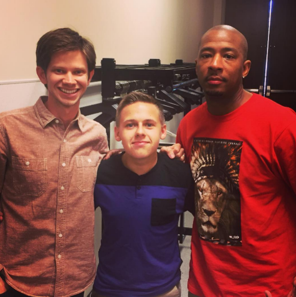 Jackson Brundage et deux acteurs de la série Les Frères Scott lors d'une convention de fans en mars 2016.
