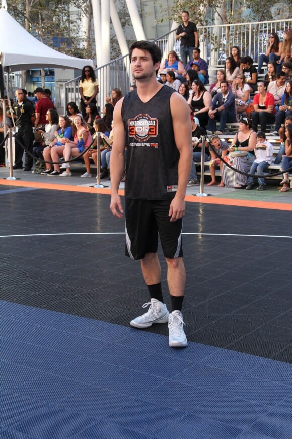 James Lafferty lors du match de basket pour l'association "Straight But Not Narrow" a Los Angeles, le 9 out 2013.