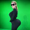Elisabeth Bost parodiant le célèbre fessier de Kim Kardashian.