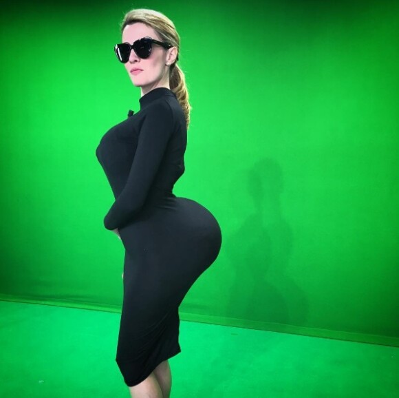 Elisabeth Bost parodiant le célèbre fessier de Kim Kardashian.