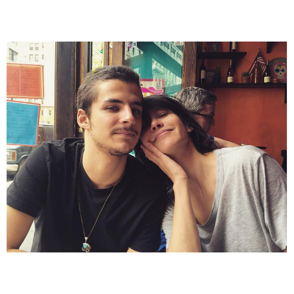 Vincent Zulawski pose avec sa mère Sophie Marceau. (photo postée le 3 mai 2016)