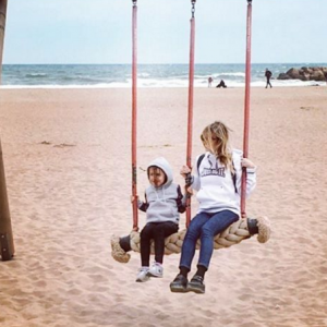 Alexandra Rosenfeld a publié une photo d'elle avec sa fille Ava. La jolie blonde profite du pont pour aller se ressourcer dans le sud de la France. Photo publiée sur Instagram, le 6 mai 2016