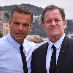 Steve Suissa, metteur en scène, et l'acteur Francis Huster sont sur la Promenade des Anglais après avoir participé à une conférence de presse le 2 mai 2016, à la mairie de Nice afin d'annoncer la création d'une troupe de théâtre dans la cité azuréenne. ©Bruno Bebert / Bestimage