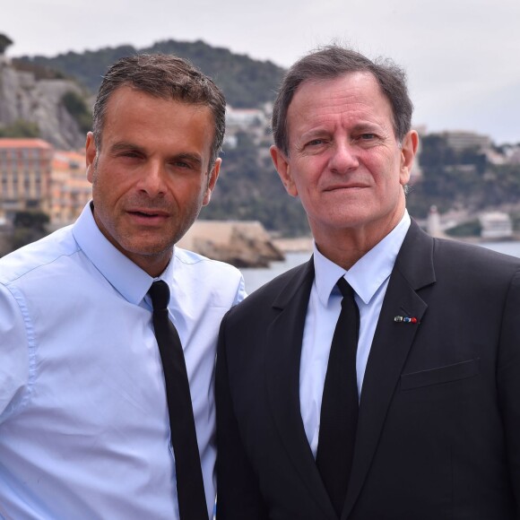 Steve Suissa, metteur en scène, et l'acteur Francis Huster sont sur la Promenade des Anglais après avoir participé à une conférence de presse le 2 mai 2016, à la mairie de Nice afin d'annoncer la création d'une troupe de théâtre dans la cité azuréenne. ©Bruno Bebert / Bestimage