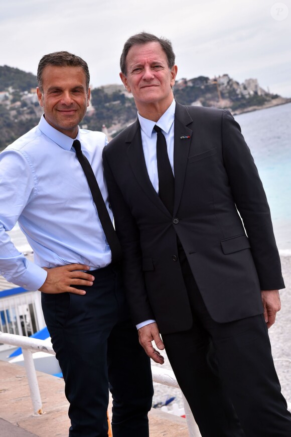 Steve Suissa, metteur en scène, et l'acteur Francis Huster sont sur la Promenade des Anglais après avoir participé à une conférence de presse le 2 mai 2016, à la mairie de Nice afin d'annoncer la création d'une troupe de théâtre dans la cité azuréenne. ©Bruno Bebert / Bestimage