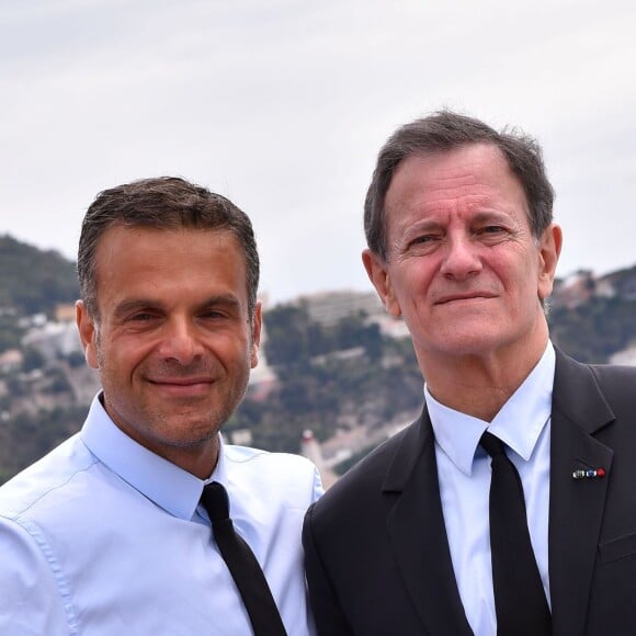 Steve Suissa, metteur en scène, et l'acteur Francis Huster sont sur la Promenade des Anglais après avoir participé à une conférence de presse le 2 mai 2016, à la mairie de Nice afin d'annoncer la création d'une troupe de théâtre dans la cité azuréenne. ©Bruno Bebert / Bestimage