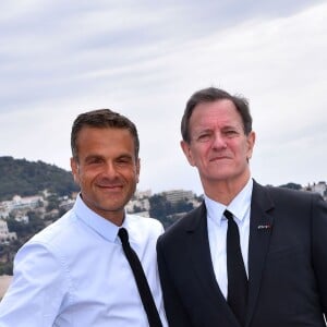 Steve Suissa, metteur en scène, et l'acteur Francis Huster sont sur la Promenade des Anglais après avoir participé à une conférence de presse le 2 mai 2016, à la mairie de Nice afin d'annoncer la création d'une troupe de théâtre dans la cité azuréenne. ©Bruno Bebert / Bestimage