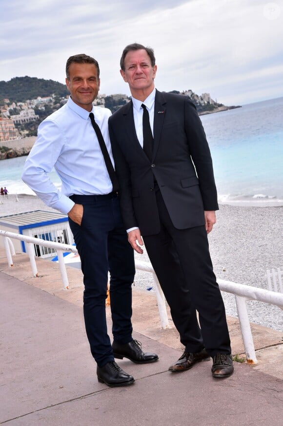 Steve Suissa, metteur en scène, et l'acteur Francis Huster sont sur la Promenade des Anglais après avoir participé à une conférence de presse le 2 mai 2016, à la mairie de Nice afin d'annoncer la création d'une troupe de théâtre dans la cité azuréenne. ©Bruno Bebert / Bestimage