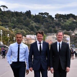 Christian Estrosi, le maire de Nice et président de Conseil Régional de PACA, Steve Suissa, metteur en scène, et l'acteur Francis Huster sont sur la Promenade des Anglais après avoir participé à une conférence de presse le 2 mai 2016, à la mairie de Nice afin d'annoncer la création d'une troupe de théâtre dans la cité azuréenne. ©Bruno Bebert / Bestimage