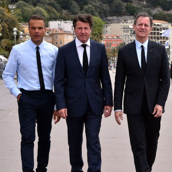 Christian Estrosi, le maire de Nice et président de Conseil Régional de PACA, Steve Suissa, metteur en scène, et l'acteur Francis Huster sont sur la Promenade des Anglais après avoir participé à une conférence de presse le 2 mai 2016, à la mairie de Nice afin d'annoncer la création d'une troupe de théâtre dans la cité azuréenne. ©Bruno Bebert / Bestimage