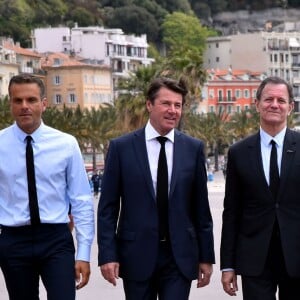 Christian Estrosi, le maire de Nice et président de Conseil Régional de PACA, Steve Suissa, metteur en scène, et l'acteur Francis Huster sont sur la Promenade des Anglais après avoir participé à une conférence de presse le 2 mai 2016, à la mairie de Nice afin d'annoncer la création d'une troupe de théâtre dans la cité azuréenne. ©Bruno Bebert / Bestimage