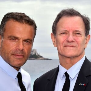 Steve Suissa, metteur en scène, et l'acteur Francis Huster sont sur la Promenade des Anglais après avoir participé à une conférence de presse le 2 mai 2016, à la mairie de Nice afin d'annoncer la création d'une troupe de théâtre dans la cité azuréenne. ©Bruno Bebert / Bestimage