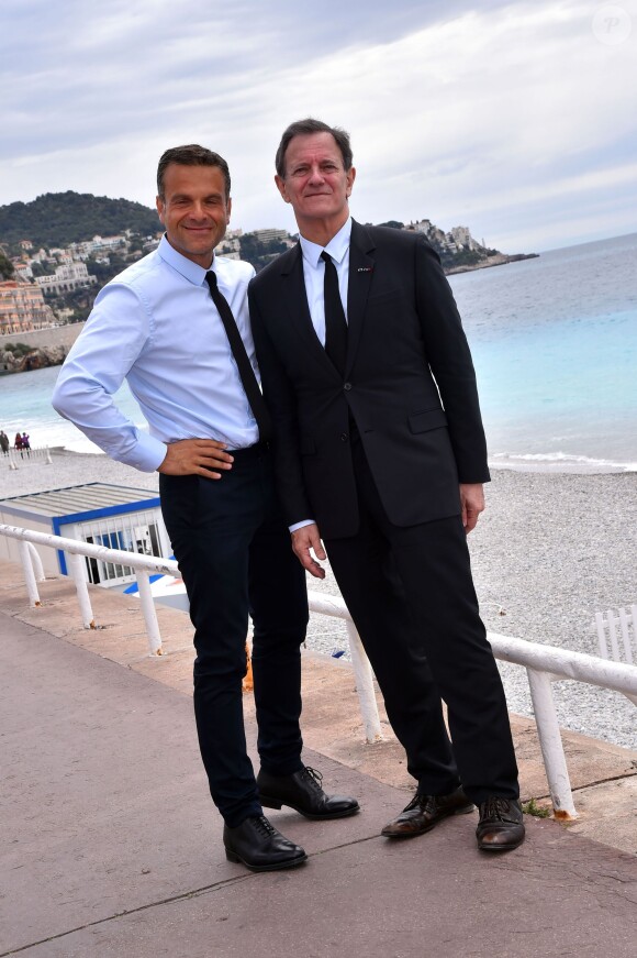 Steve Suissa, metteur en scène, et l'acteur Francis Huster sont sur la Promenade des Anglais après avoir participé à une conférence de presse le 2 mai 2016, à la mairie de Nice afin d'annoncer la création d'une troupe de théâtre dans la cité azuréenne. ©Bruno Bebert / Bestimage