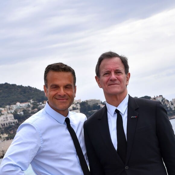 Steve Suissa, metteur en scène, et l'acteur Francis Huster sont sur la Promenade des Anglais après avoir participé à une conférence de presse le 2 mai 2016, à la mairie de Nice afin d'annoncer la création d'une troupe de théâtre dans la cité azuréenne. ©Bruno Bebert / Bestimage