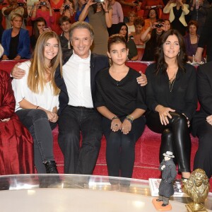 Nicole Croisille, Elisa Huster, Michel Drucker, Toscane Huster, Cristiana Reali et Francis Huster - Enregistrement de l' émission "Vivement Dimanche" à Paris le 24 septembre 2014. L'émission sera diffusée le 28 Septembre.