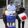 Rob Kardashian sortant d'une boutique Toy R Us avec King Cairo Stevenson, le fils de Blac Chyna, à Calabasas avec une nounou, le 23 mars 2016