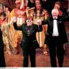 Elton John et Sir Tim Rice à la soirée pour la comédie musicale Le Roi Lion à Londres, le 20 octobre 1999  N" SIR "TIM RICE" SOIREE COMEDIE MUSICALE "THE LION KING" LONDRES "PLAN AMERICAIN"20/10/1999 -