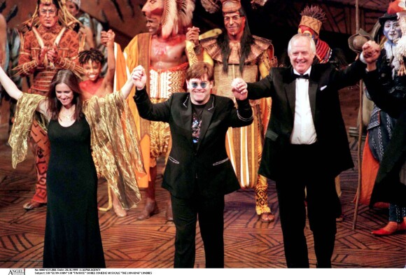 Elton John et Sir Tim Rice à la soirée pour la comédie musicale Le Roi Lion à Londres, le 20 octobre 1999  N" SIR "TIM RICE" SOIREE COMEDIE MUSICALE "THE LION KING" LONDRES "PLAN AMERICAIN"20/10/1999 -