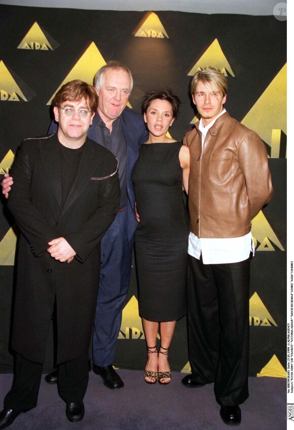 Elton John et Sir Tim Rice ainsi que Victoria Adams et David Beckham à la soirée Aida à Londres, le 27 janvier 1999  